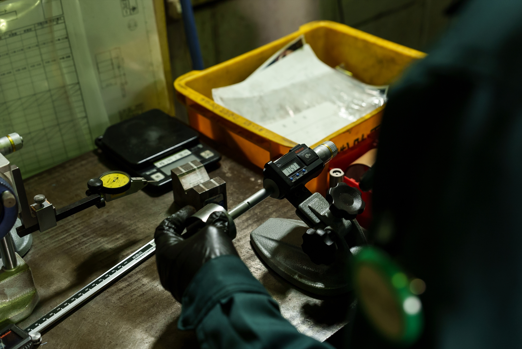 精密部品の検査業務